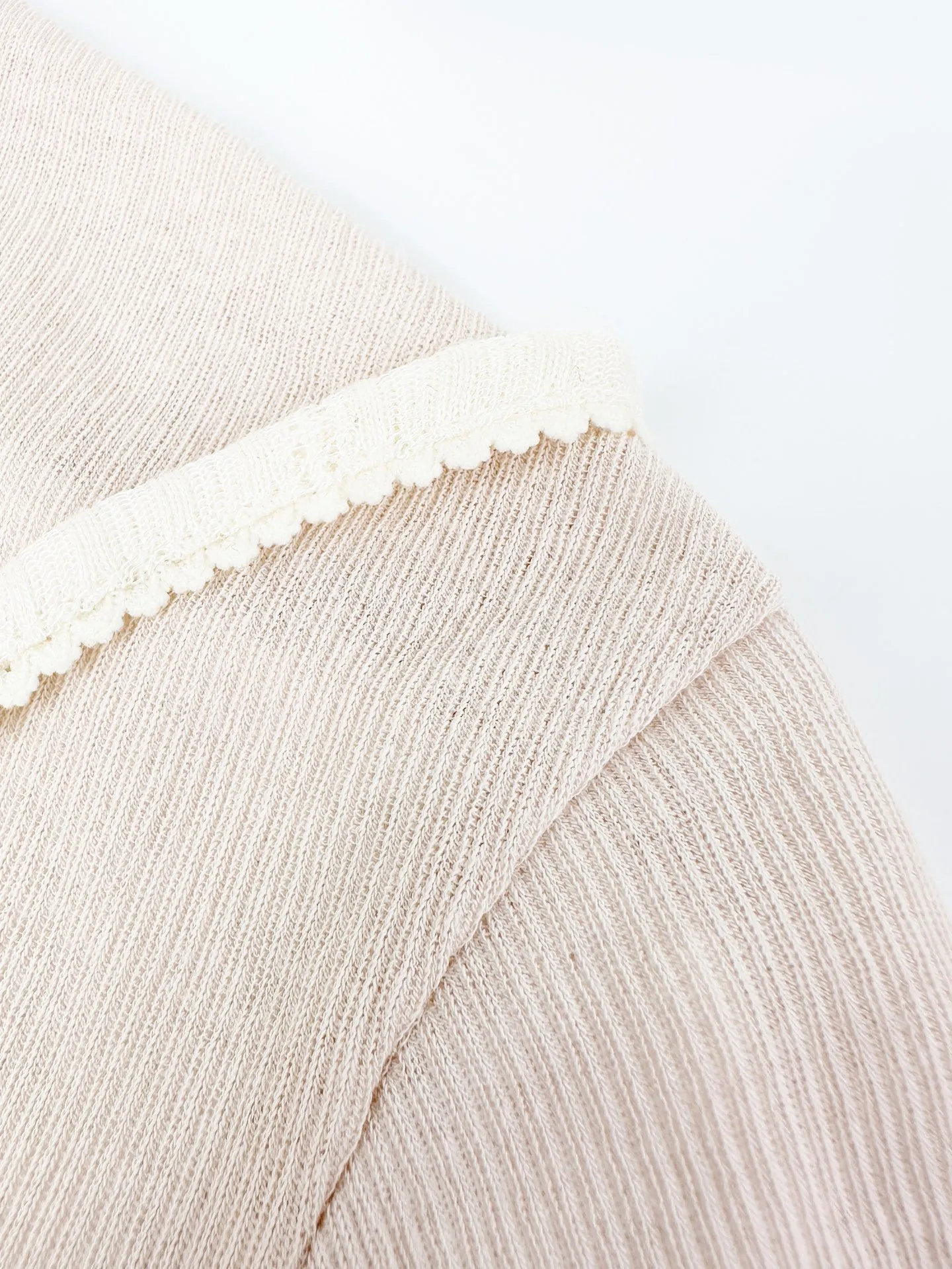 Women's Acn Studios layered long-sleeved dress, custom-made soft matte vertical pattern comfortable gauze, light and transparent, soft and skin-friendly. The warm milky apricot tone spreads across the skirt, with layers of nude powder and Cream White, clean and moist, with a hint of Korean sweetness. The fake two-piece stacking is ingenious. The outer layer of the sling shoulder strap is embellished with delicate small bows, softening the femininity; the inner T-shirt is supplemented by a half-button placket, enriching the level of details. A satin logo tag is embellished at the back neckline for subtle brand recognition. Fitted and neat silhouette, the skirt falls to the middle of the thigh, just right to modify the body proportions, blending a sweet and girly look with a relaxed everyday feel. A skirt outlines a soft figure, and the details meet the romance of a girl. 1. Hierarchical stacking of fake two-piece splicing: layered and locked with precise stitches, multiple pieces of different materials are spliced ​​and locked, and the patchwork of different materials is fully edge-locked. The inner and outer layers are seamlessly combined to visually present the layering of two pieces. 2. Ribbons are embellished with hand-made bows, hand-knotted and shaped, with hidden stitches and seams. There is no trace on the front, and it is only fixed at a single point. The shape is flexible and hand-made. Accessories: Customized 1:1 Acne bow Customized 1:1 Acne label Customized 1:1 Acne trademark Version: Fitted version Size: S M L Style number: FF